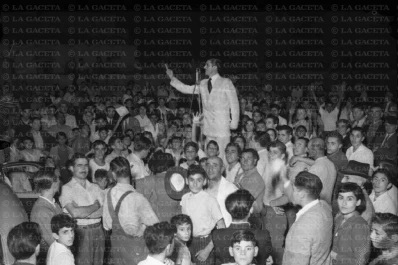Recuerdos fotográficos: Ángel Pisarello en un mitín de 1950