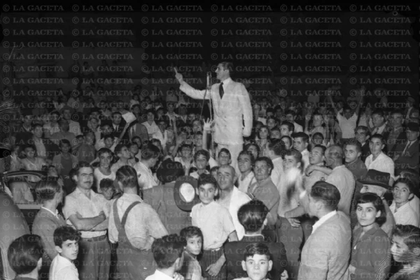 Recuerdos fotográficos: Ángel Pisarello en un mitín de 1950
