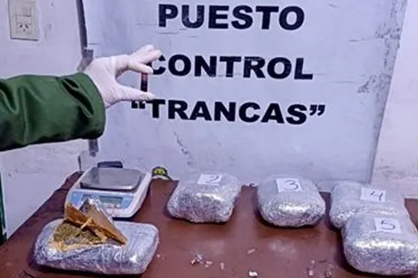 Consumieron 100 cápsulas de cocaína para llegar a Córdoba: los detuvieron en Tucumán
