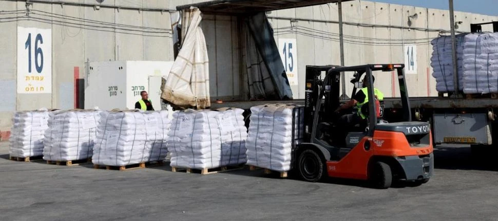 A punta de fusil, saquean insumos médicos en Gaza