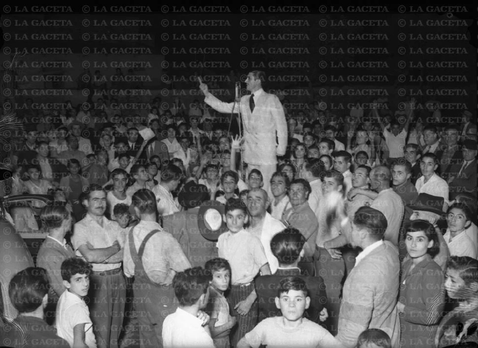 Recuerdos fotográficos: Ángel Pisarello en un mitín de 1950