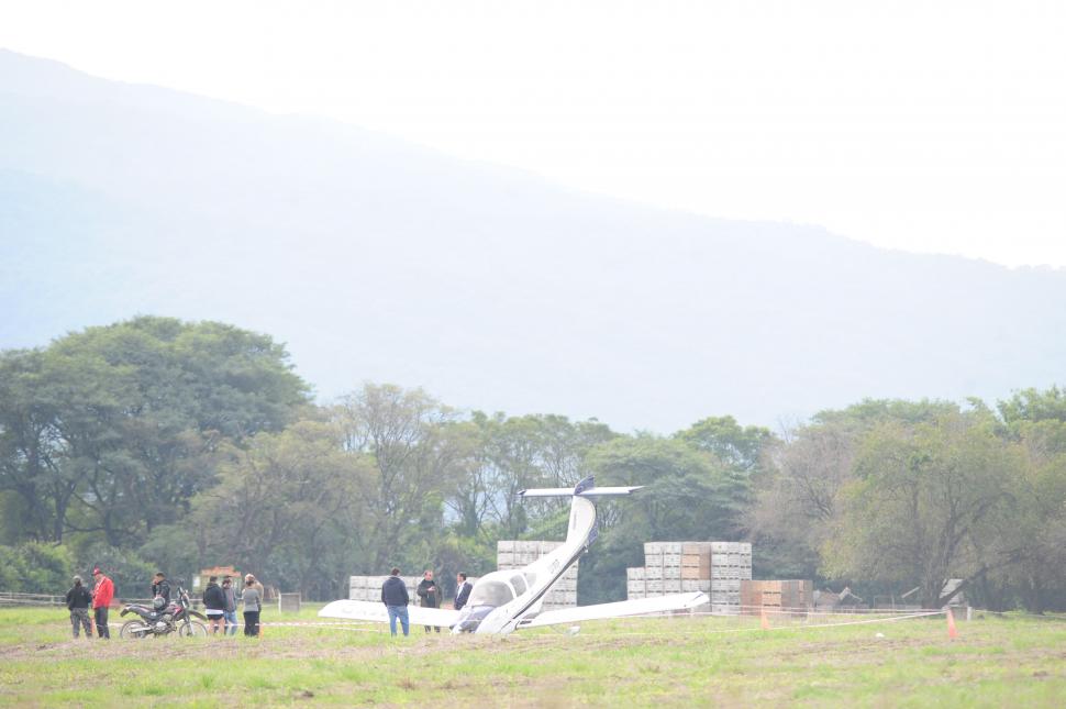 CURIOSOS. Algunos vecinos de la zona se acercaron al lugar del aterrizaje.