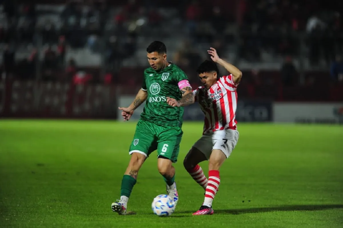 FIGURA. Facundo Cardozo, autor del gol para San Miguel, mantiene el control de la pelota ante la marca de Ulises Vera.