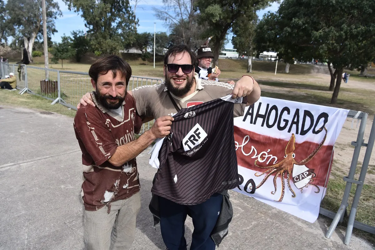 SE FORJÓ UNA AMISTAD. David Puccio posa junto a Lautaro Cuello, quien le regaló una casaca nueva. 