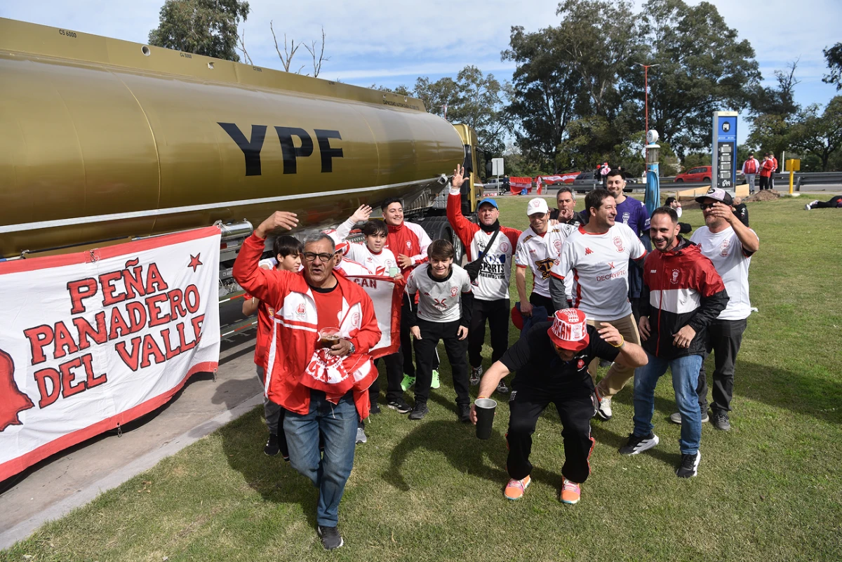 DIRECTO DESDE SAN JUAN. La peña Panadero del Valle llegó alrededor del mediodía a Santiago del Estero.