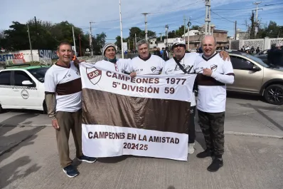Jugaron juntos en Platense en 1977 y volvieron a la cancha para ver campeón al Calamar