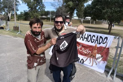 Perdió su casa en un incendio, viajó con la remera de Platense quemada y le regalaron otra en Santiago del Estero
