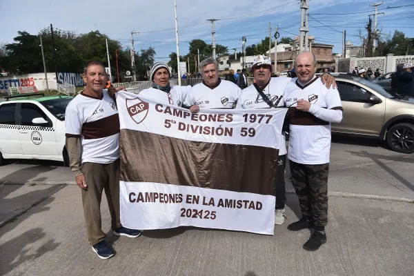 Jugaron juntos en Platense en 1977 y volvieron a la cancha para ver campeón al Calamar