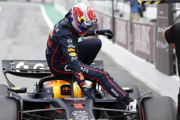 Verstappen fue sancionado en España: choque con Russell, insultos y décimo lugar final