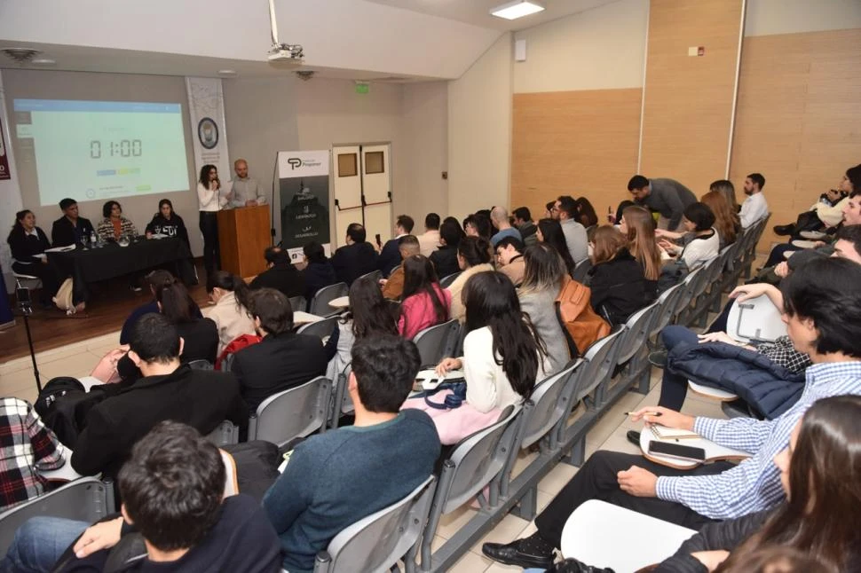 A SALA LLENA. Los participantes recibieron por sorteo los turnos para exponer sus ideas en un tiempo de dos minutos por temática. FOTO OSVALDO RIPOLL/LA GACETA