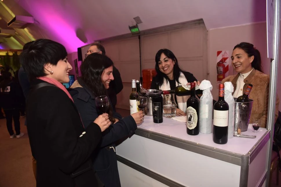 EXPERIENCIAS SENSORIALES. Entre risas, aromas y tintos, una nueva generación se anima a explorar el mundo del vino sin prejuicios. .LA GACETA / Fotos de Osvaldo Ripoll