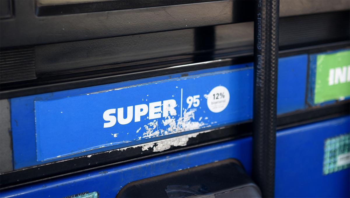 NUEVAS TARIFAS. Los conductores encontrarán desde hoy actualizadas las pizarras en las estaciones de YPF de todo el país.