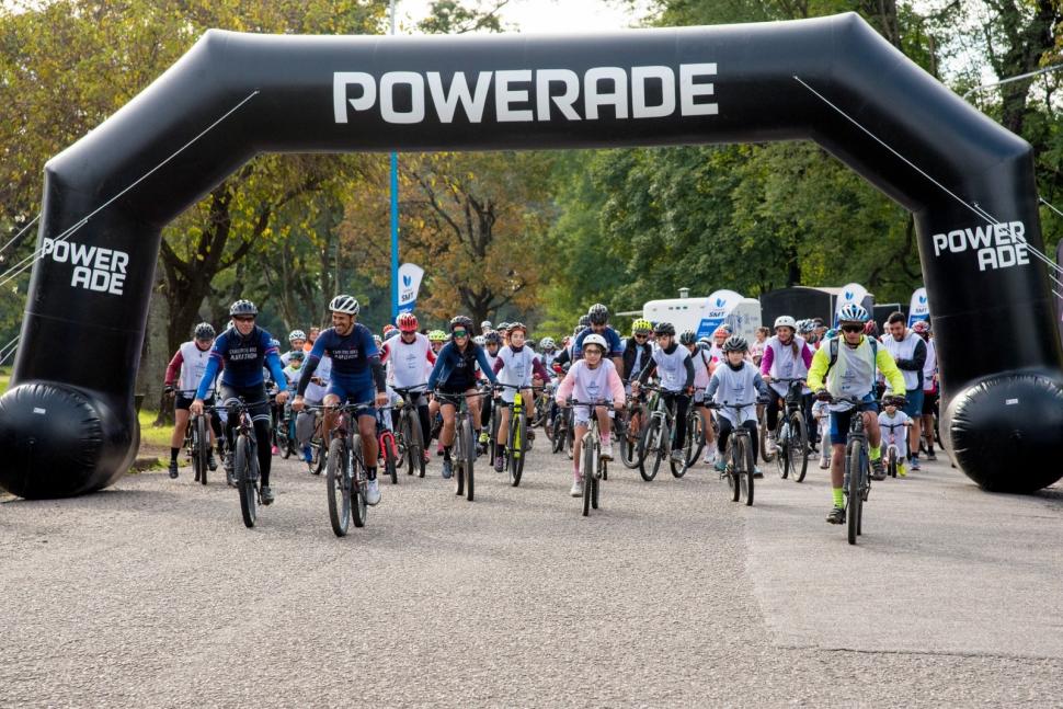 LARGADA. Los participantes iniciaron con entusiasmo el recorrido.