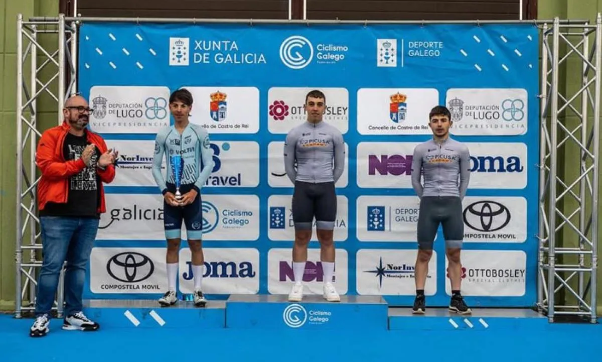 A LA VITRINA. Agüero sostiene su copa como el segundo mejor de la competencia.