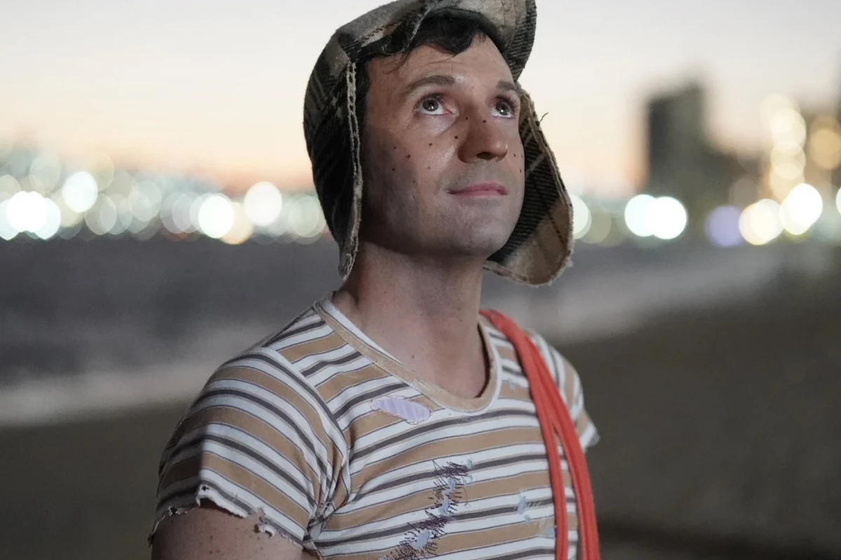 EL CHAVO. Pablo Cruz interpreta a Chespirito en la serie de HBO Max.