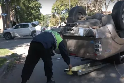 Dos camionetas chocaron en la zona oeste de la capital: uno de los vehículos volcó