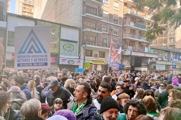 Fuerte protesta en defensa del Instituto Nacional del Teatro