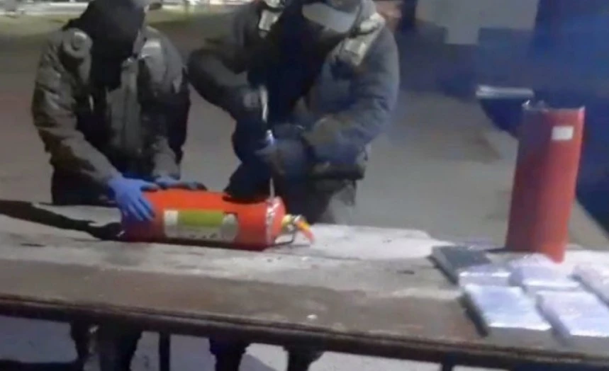 EN ACCIÓN. Gendarmes abren un matafuego donde había cocaína.