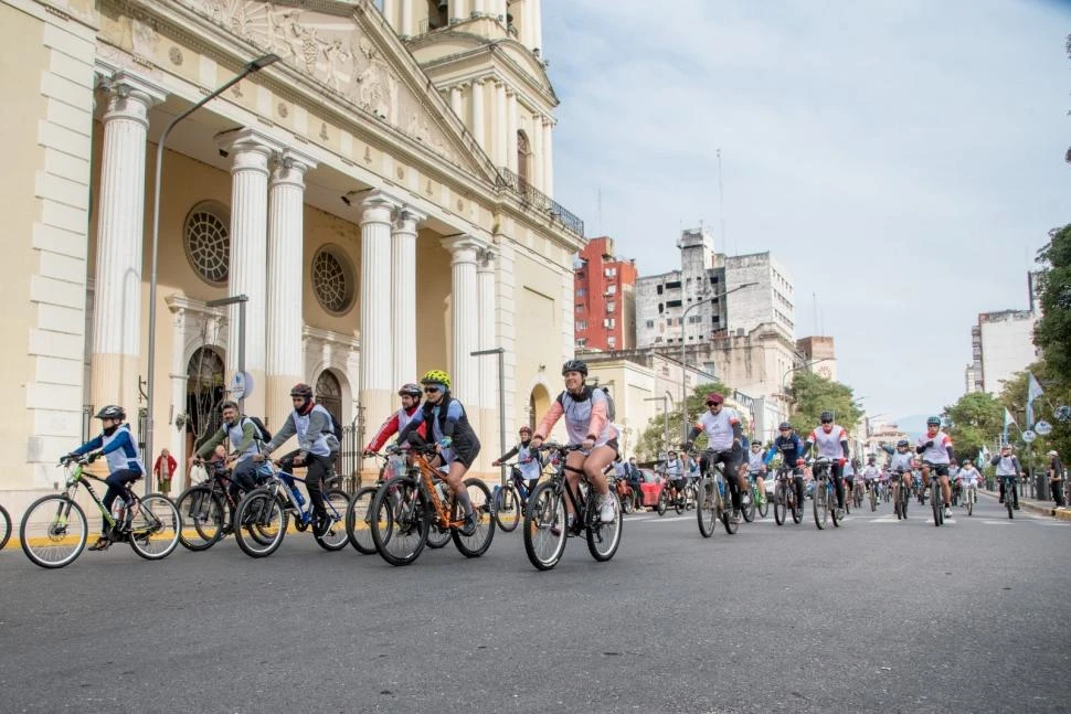 LUGARES IMPORTANTES. Durante la bicicleteada, los ciclistas recorrieron el casco histórico de la capital. Municipalidad de San Miguel de Tucumán