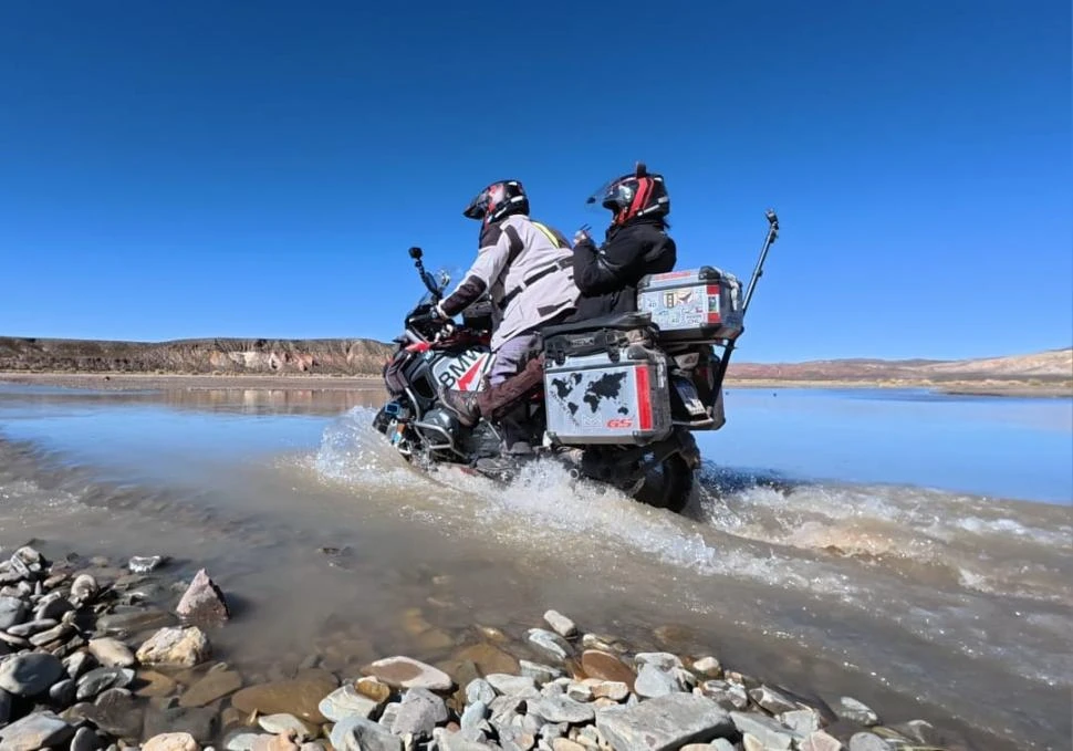 EN PAREJA. Carlos y “Gachy” tardaron un poco más de tres meses en recorrer de punta a punta el país.