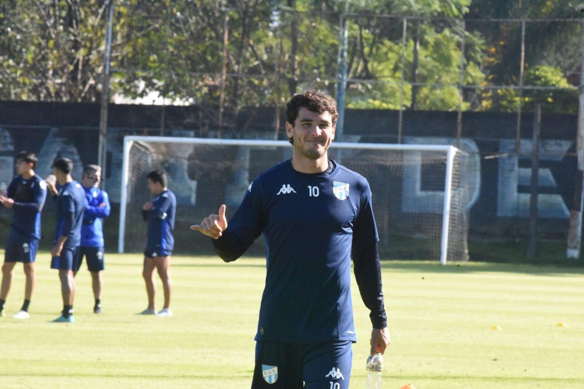 EXPECTANTE. Nicola se mostró distendido durante el partido.