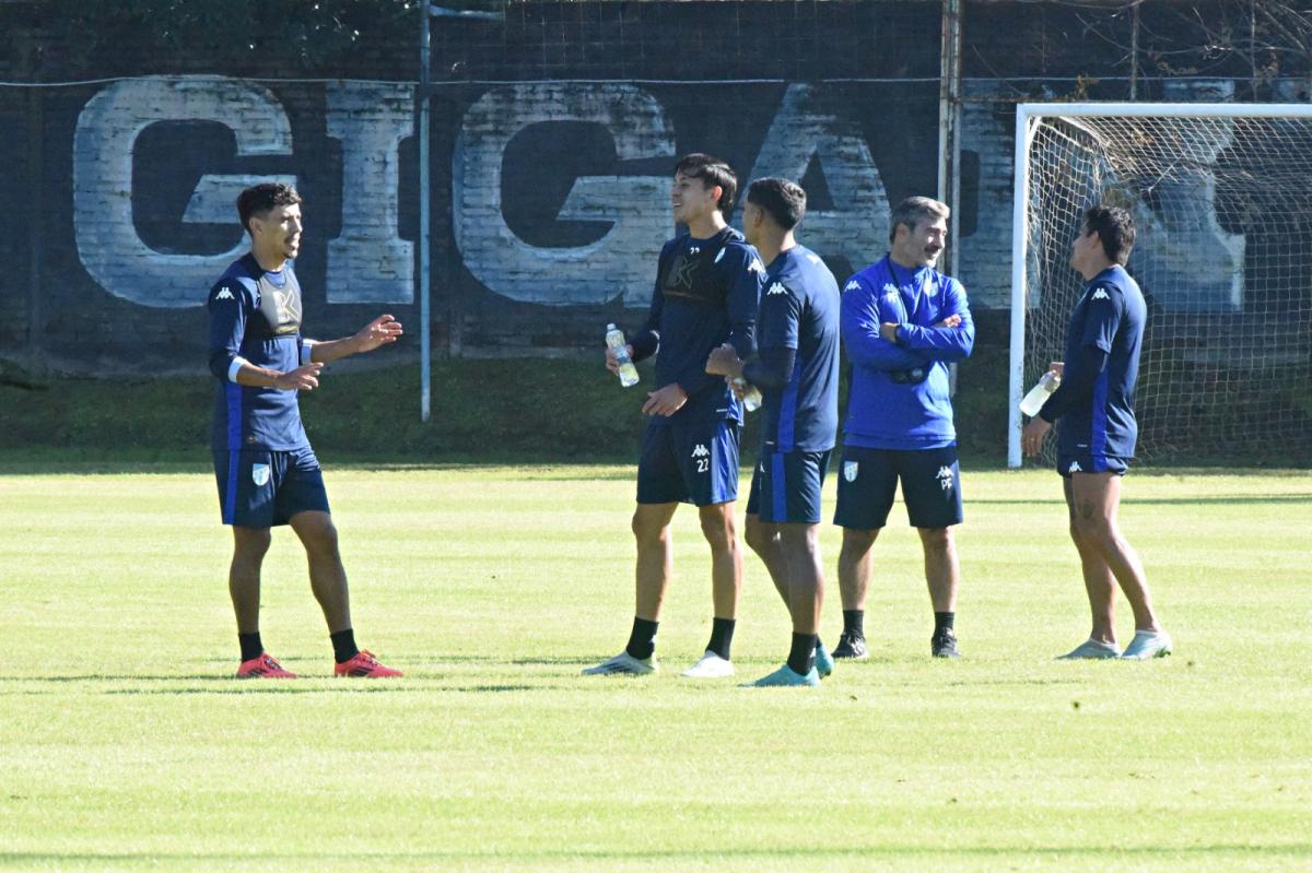 SONRIENTES. Laméndola y Ruiz Rodríguez charlan cerca del círculo central de la cancha.