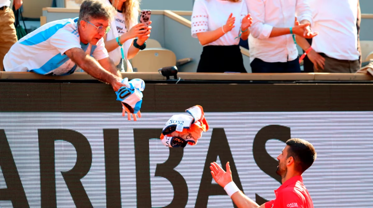 La particular remera de la Selección Argentina que se llevó de regalo Novak Djokovic