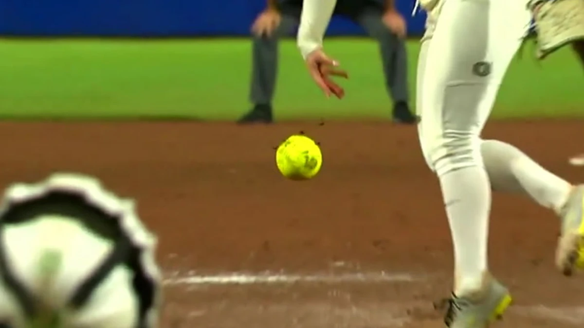 La jugada más insólita en la historia del sóftbol: un strike, pedazo de tierra y un ojo golpeado