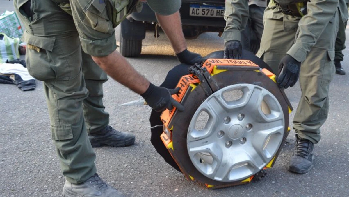 Secuestran 50 kilos de cocaína que estaban ocultos en las ruedas de una camioneta