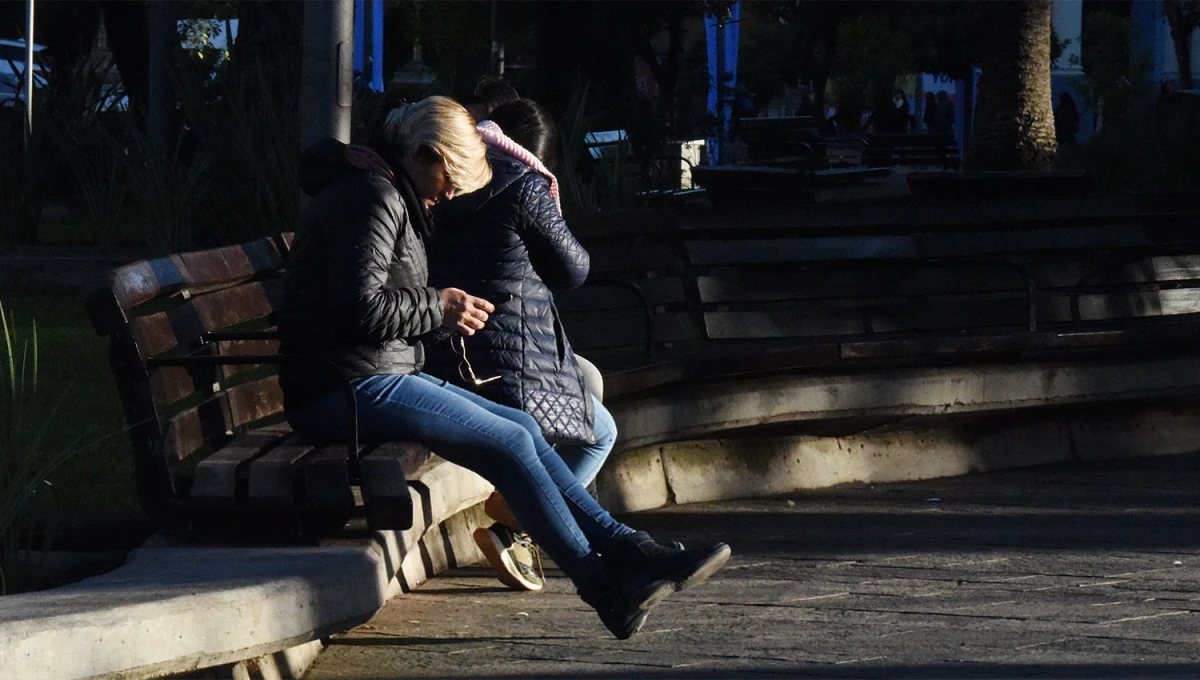 APROVECHAR EL SOL. Pese a que los abrigos serán indispensables, por la tarde algunos rayos podrían colarse entre las nubes que tomarán posesión de los cielos tucumanos.