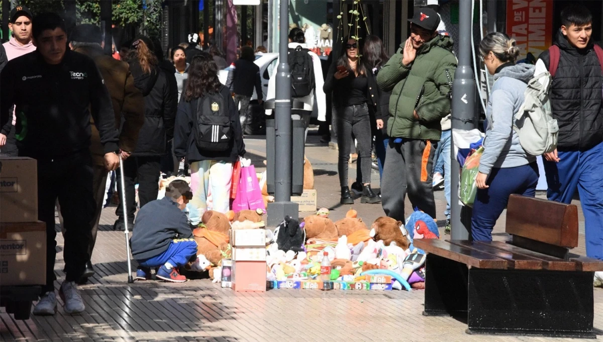 Venta callejera en el microcentro de la capital provincial. LA GACETA / ANALÍA JARAMILLO