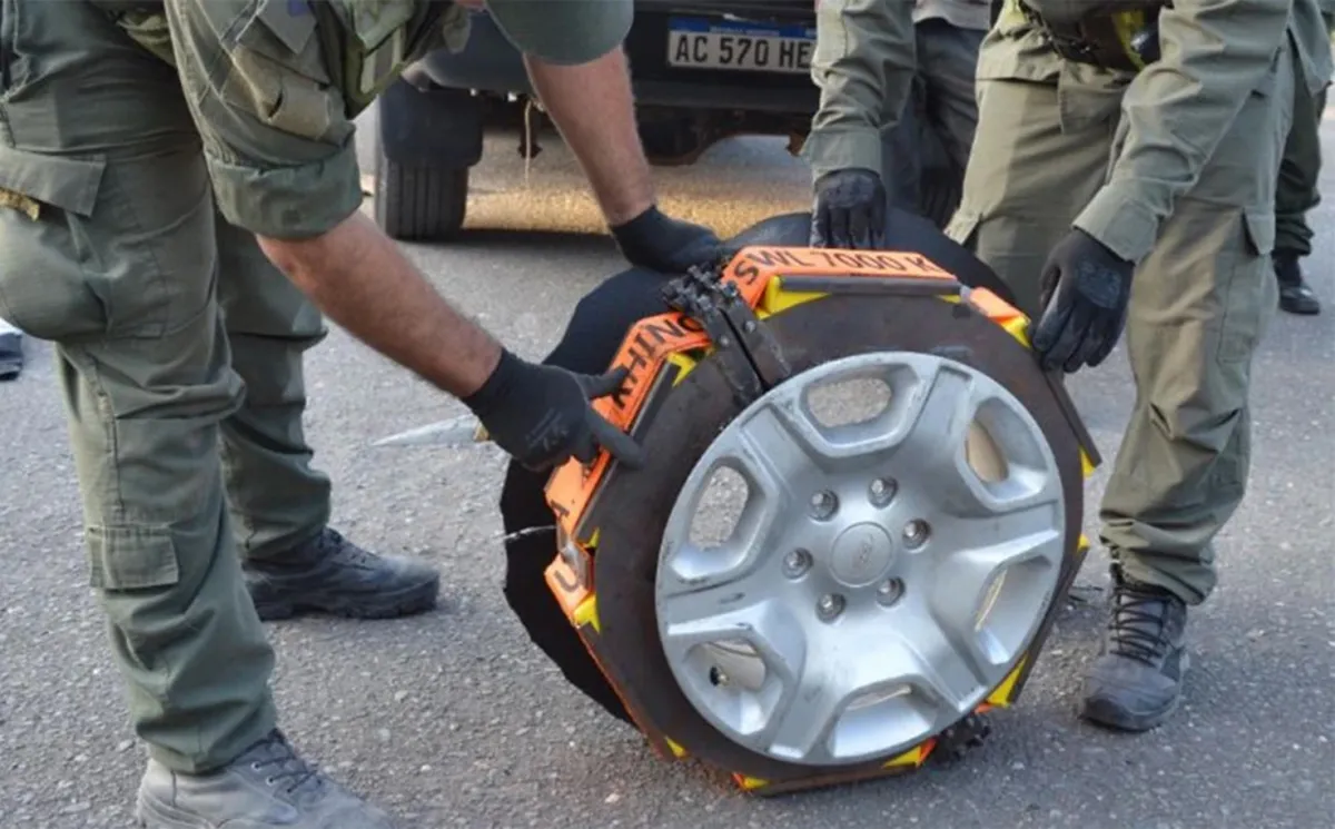 Cocaína escondida en ruedas de vehículos: un sistema fabricado por manos expertas