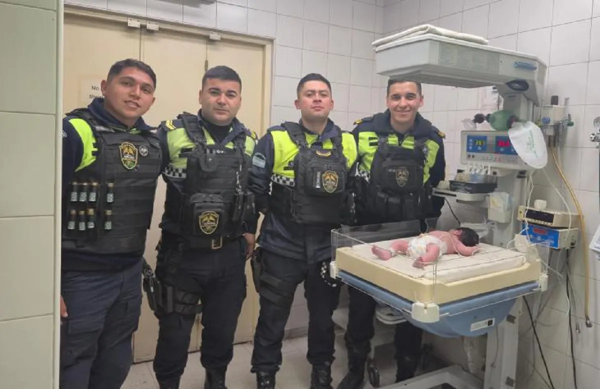 Policías y parteros: oficiales de Tucumán asistieron a una mujer en pleno parto