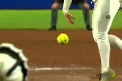 La jugada más insólita en la historia del sóftbol: un strike, pedazo de tierra y un ojo golpeado