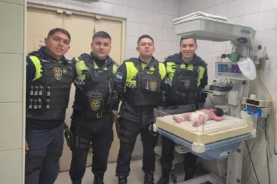 Policías y parteros: oficiales de Tucumán asistieron a una mujer en pleno parto