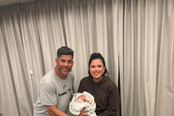 Francesca vino con la copa bajo el brazo, la emoción de la tucumana Sofía Ahumada, pareja de Sergio Gómez