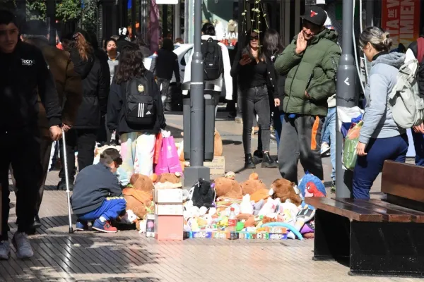La necesidad los arrastra: la crisis económica impulsa el crecimiento de la venta callejera en la capital