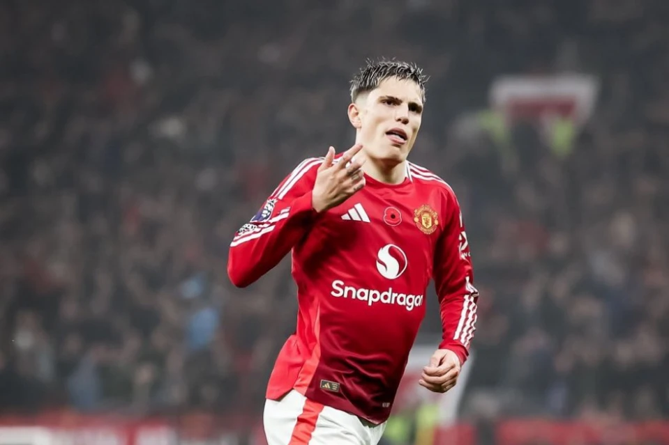 La leyenda de Manchester United que fulminó a Garnacho: hay que representar el escudo