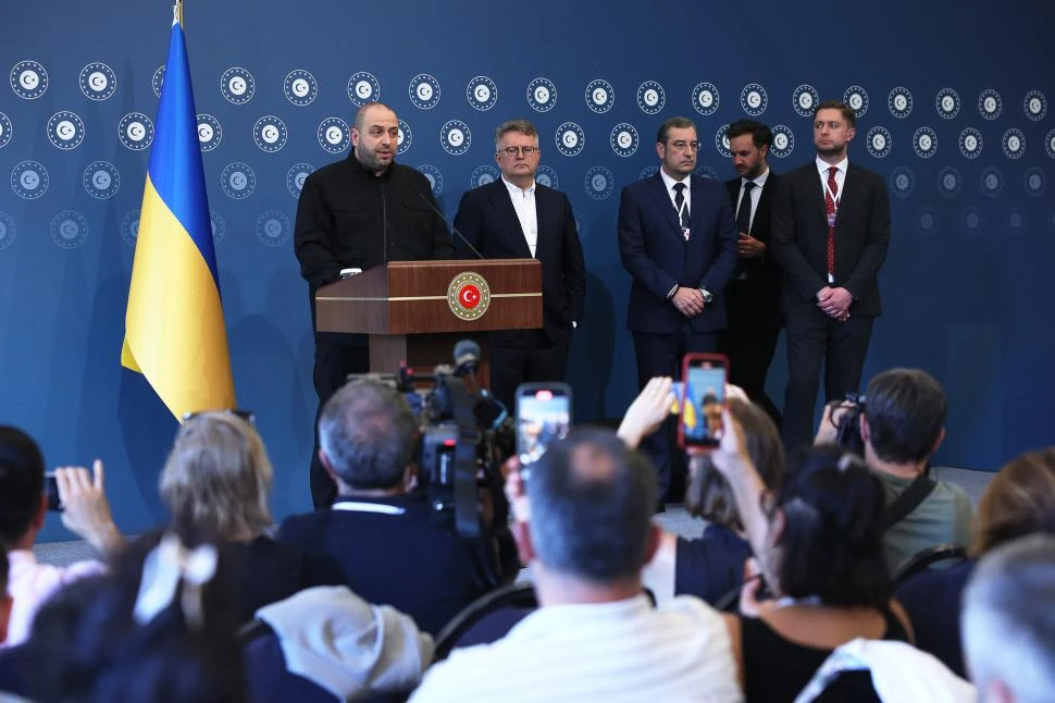 GESTOS ADULTOS. Representantes de los dos países en conflicto dieron a conocer los alcances del acuerdo, que tuvo intermediación turca. 