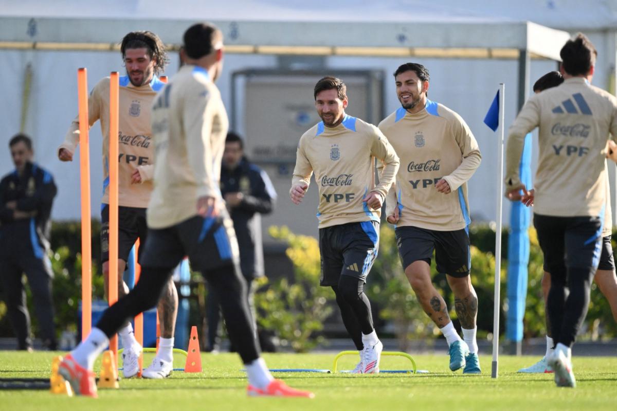 PUESTA A PUNTO. La Selección practicó con la mira puesta en el partido de mañana contra el seleccionado chileno.