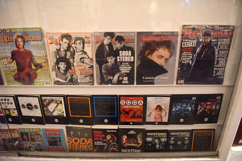 MATERIALES DE COLECCIÓN. La revista “Rolling Stone” y videos forman parte de lo reunido.
