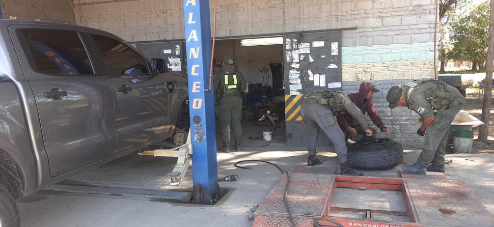 DURA TAREA. Los efectivos comienzan a desarmar una de las ruedas donde hallaron droga.