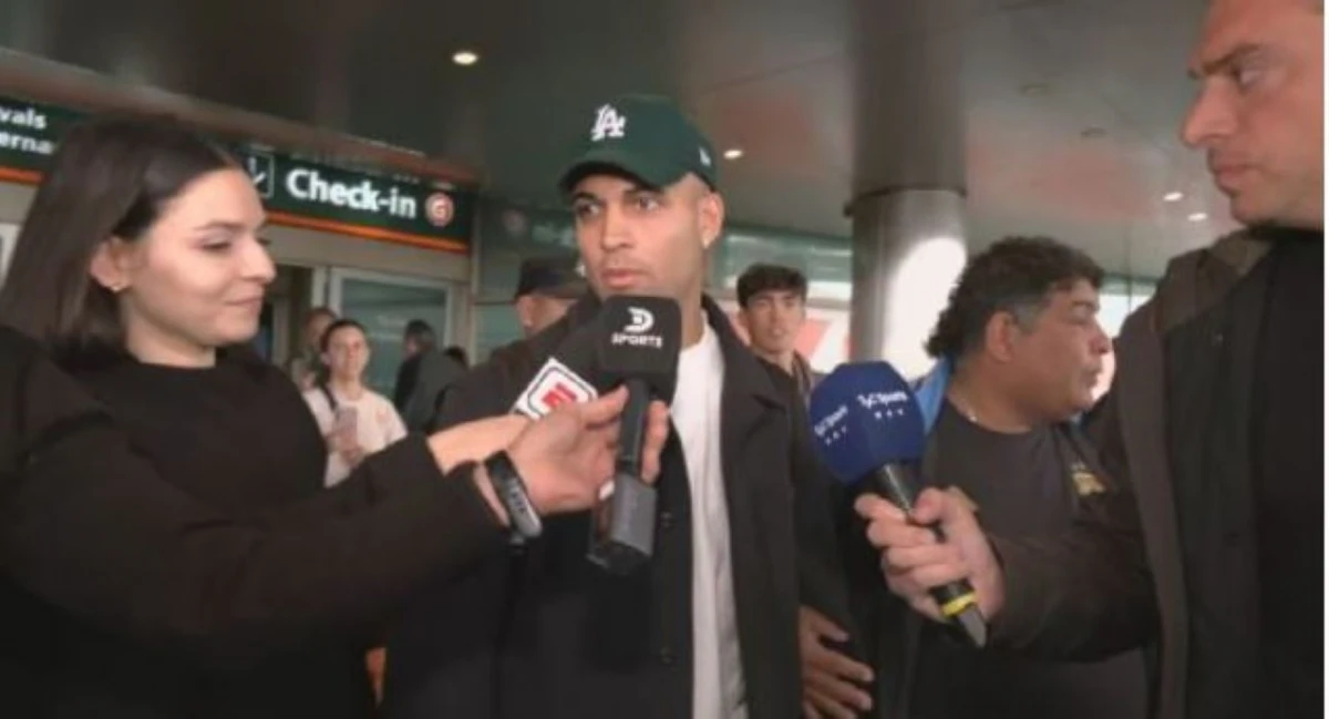 ESPERADO. La prensa aguardó la llegada del delantero que respondió algunas preguntas.