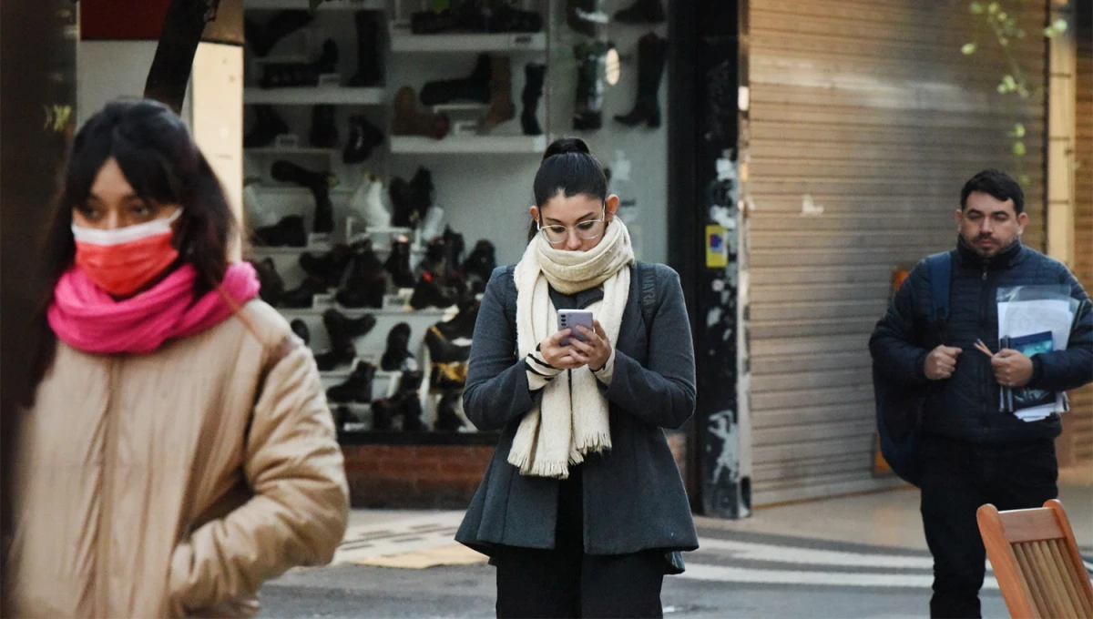 PREPARADOS. A días del inicio del invierno, las bufandas, guantes y gorritos comienzan a hacerse habituales en las calles tucumanas.