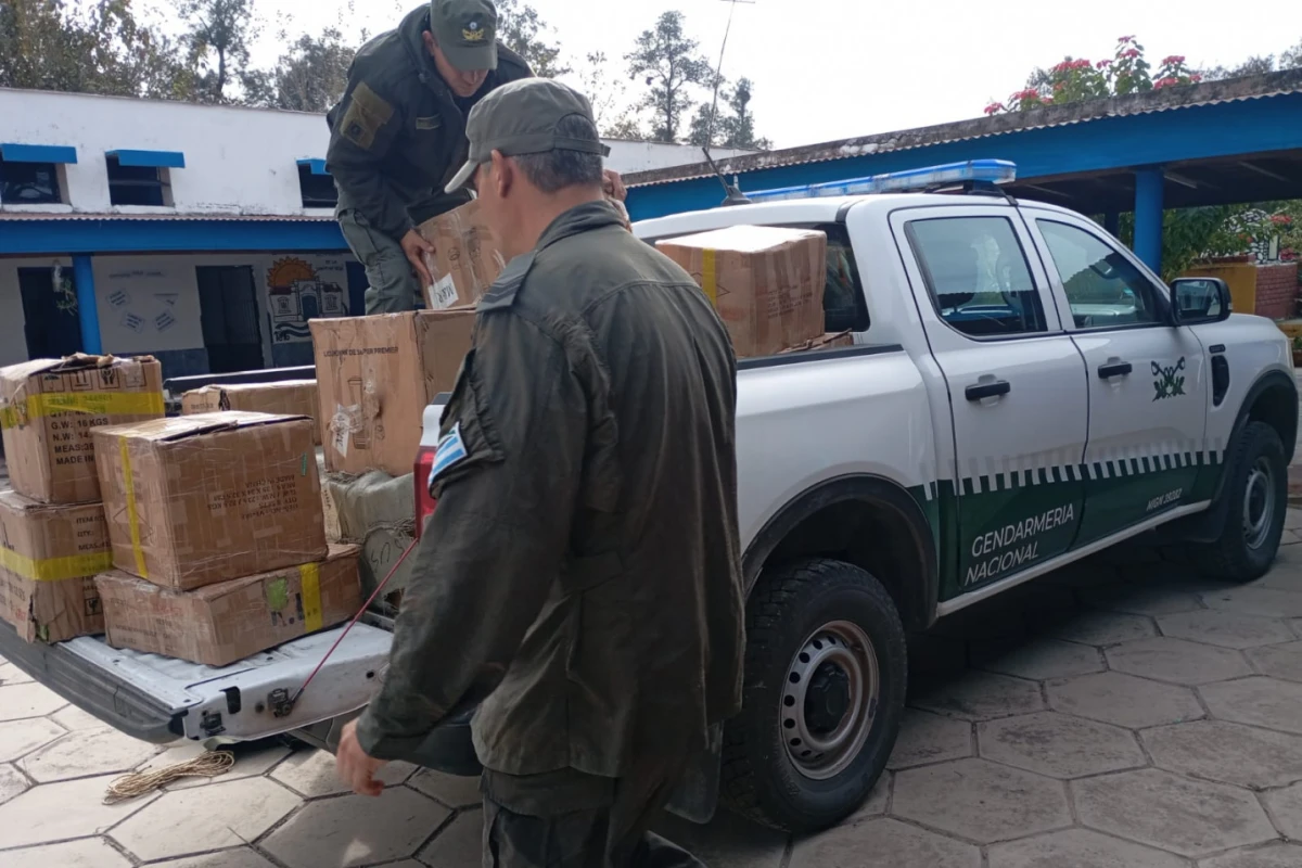 Gendarmes entregan donaciones a la Escuela Provincial N° 277 en Tucumán