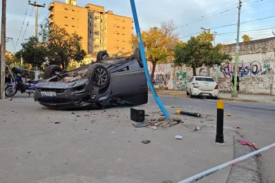 Terrible accidente en la esquina de España y Rivadavia: heridos y caos vehicular