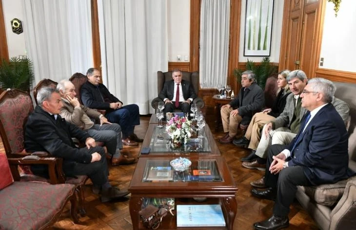 ENCUENTRO. Jaldo escucha a la comisión directiva de Acnoa.