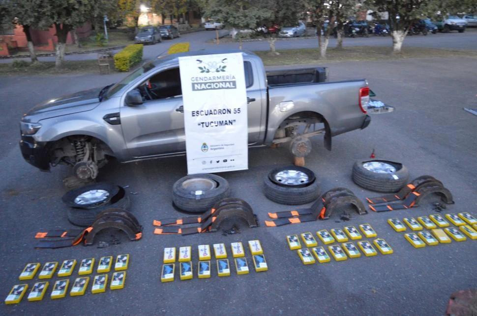 TODO SECUESTRADO. Los gendarmes mostraron la camioneta y las ruedas donde venían escondidos los 50 kilos de cocaína que venían a Tucumán.