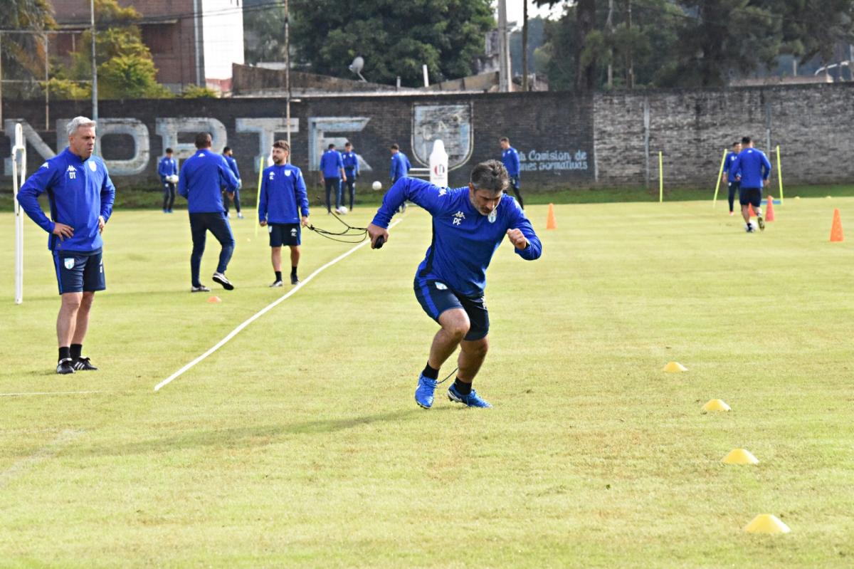 EN ACCIÓN. López enseña cómo debe realizarse un trabajo. El 