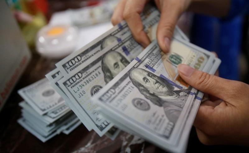 COTIZACIONES. El dólar “blue” terminó por debajo del oficial, que cuesta $ 1.200 para la venta.